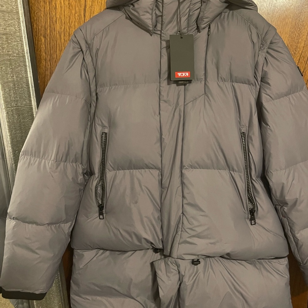 Tumi puffer jacket transforms into vest with zip-off sleeve never. worn before
